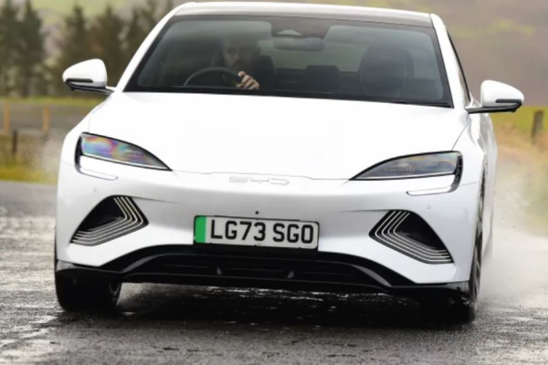 Dienos automobilio pasiūlymas: ugnimi alsuojantis „Volkswagen Golf R“ už labai draugišką kainą